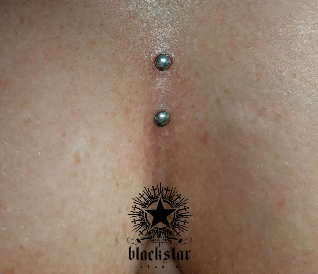 Microdermal Miedzy Piersiami Piercing Wawa Scaled