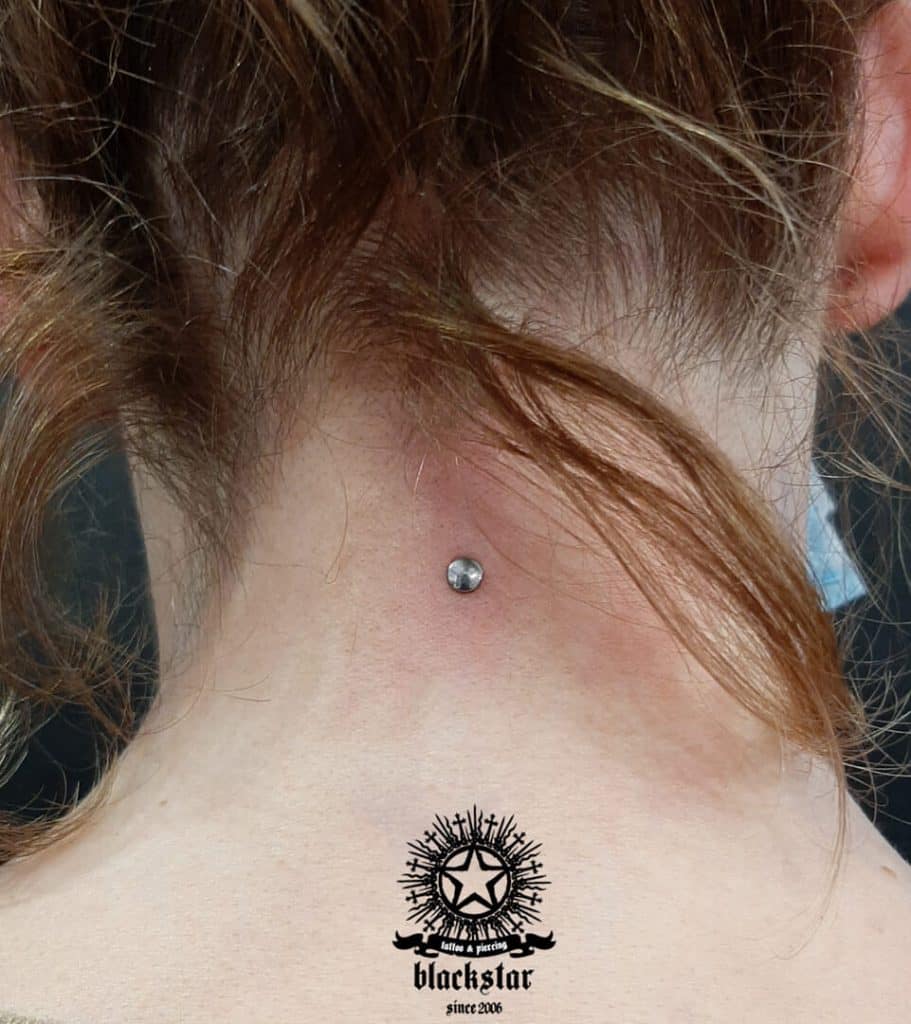 Microdermal Na Karku Piercing Warszawa